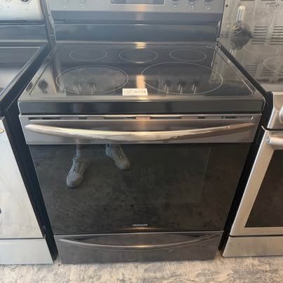 Cuisinière Frigidaire Black Stainless Vitrocéramique
